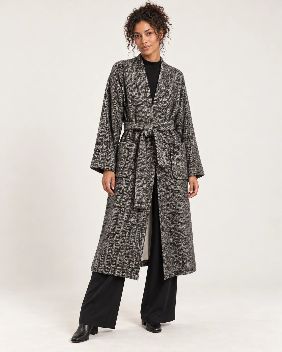 Cappotto over nero e bianco, vista frontale - MADAME VENICE - FW25 - GIADA - SPIGATO #Colore_Black / white
