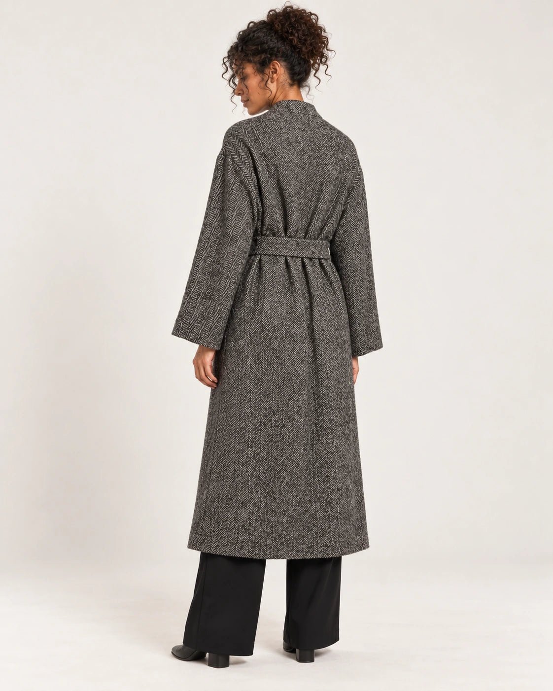 Cappotto over nero e bianco, vista posteriore - MADAME VENICE - FW25 - GIADA - SPIGATO #Colore_Black / white