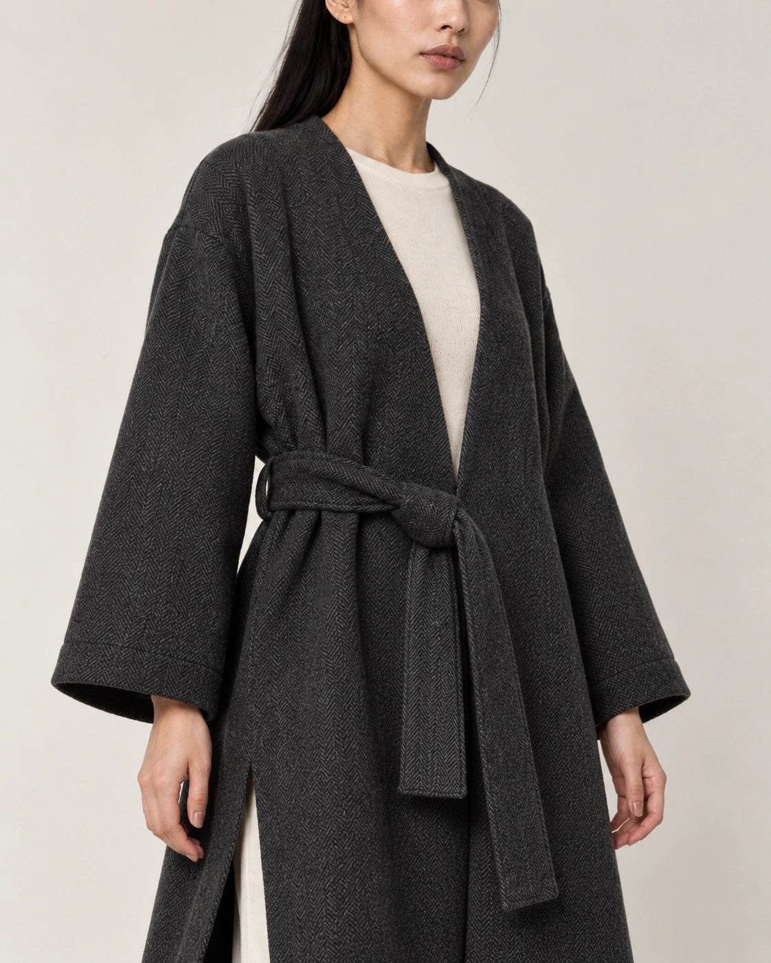 Cappotto sfoderato grigio scuro, dettaglio del capo - MADAME VENICE - FW26 - GIGIA - SPINATO #Colore_Grigio Scuro