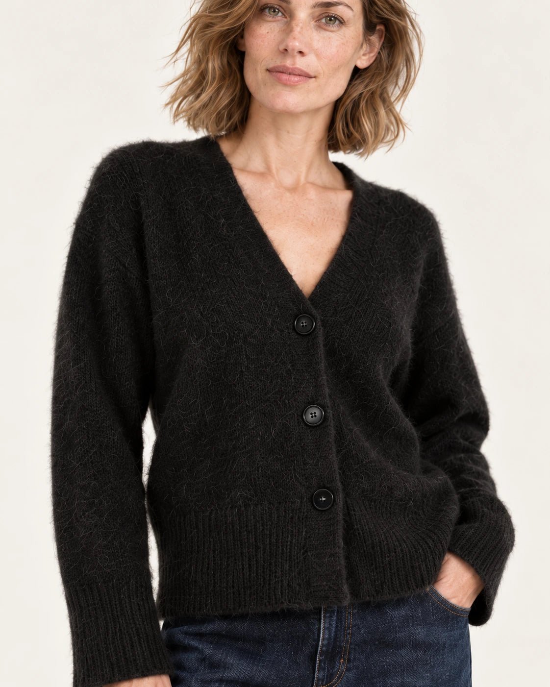Cardigan nero, dettaglio dei bottoni e della maglia - MADAME VENICE - FW25 - STELLA - SUMATRA #Colore_Black