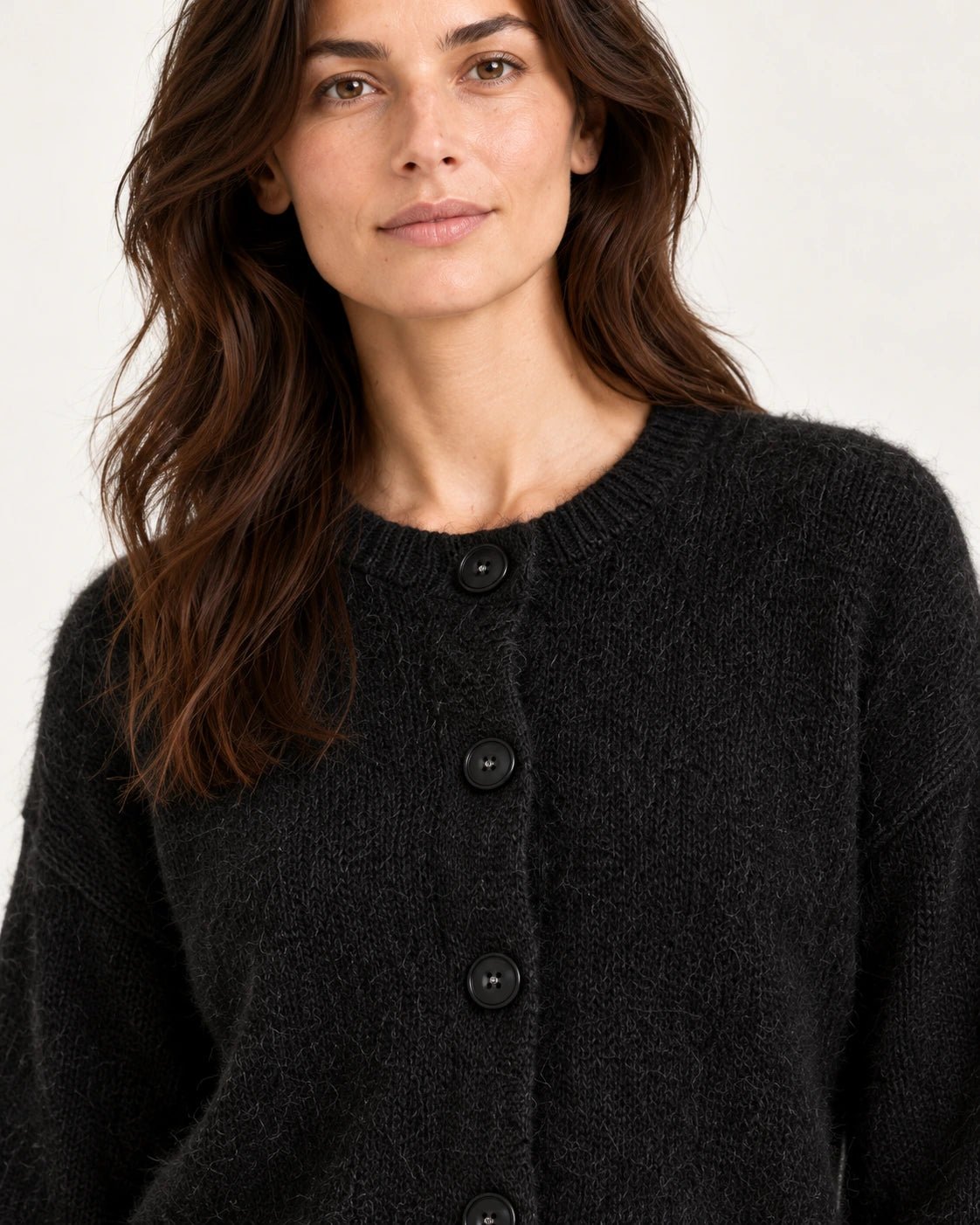 Cardigan nero, dettaglio dei bottoni e del collo - MADAME VENICE - FW25 - SOFIA - SUMATRA #Colore_Black