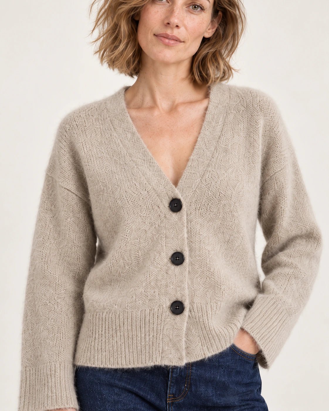 Cardigan naturale, dettaglio dei bottoni e della maglia - MADAME VENICE - FW25 - STELLA - SUMATRA #Colore_Natural