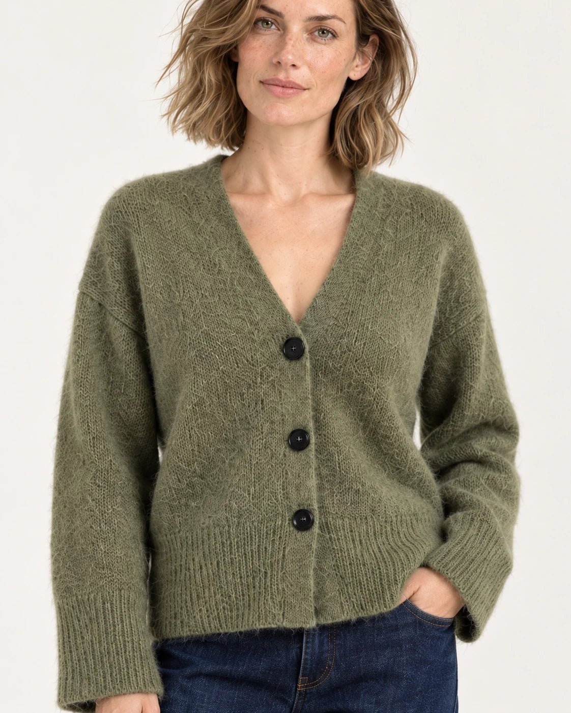 Cardigan verde oliva, dettaglio dei bottoni e della maglia - MADAME VENICE - FW25 - STELLA - SUMATRA #Colore_Olive