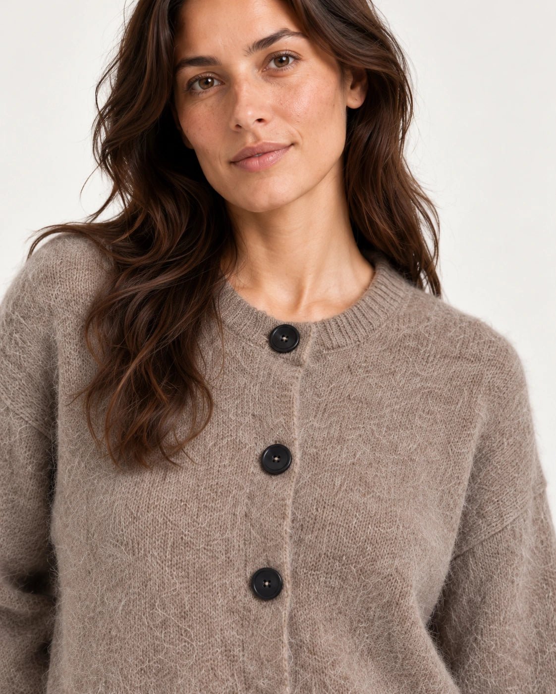 Cardigan marrone, dettaglio dei bottoni e del collo - MADAME VENICE - FW25 - SOFIA - SUMATRA #Colore_Brown