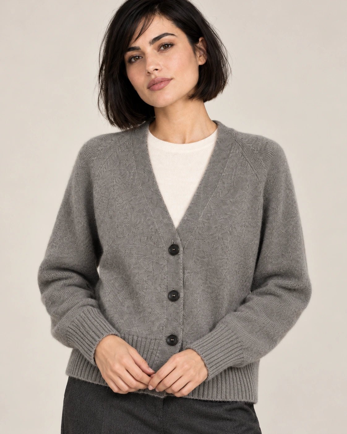 Cardigan grigio, dettaglio del capo - MADAME VENICE - FW26 - SABRINA - PEPITA #Colore_Grigio
