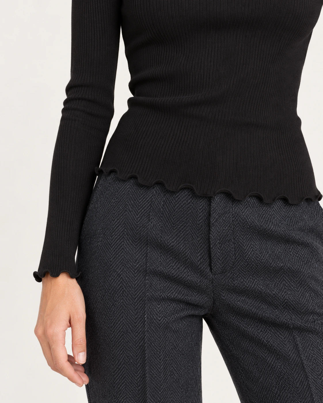 Dolcevita nero, dettaglio dei bordi ondulati - MADAME VENICE - FW25 - MARTA - COSTINA #Colore_Black