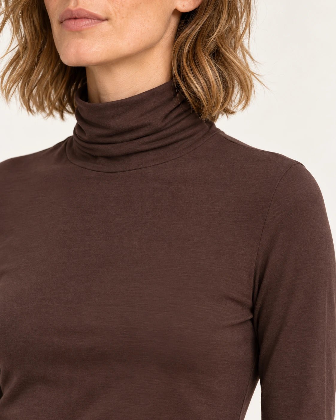 Dolcevita moka, dettaglio del collo alto - MADAME VENICE - FW25 - MAELLE - JERSEY #Colore_Moka
