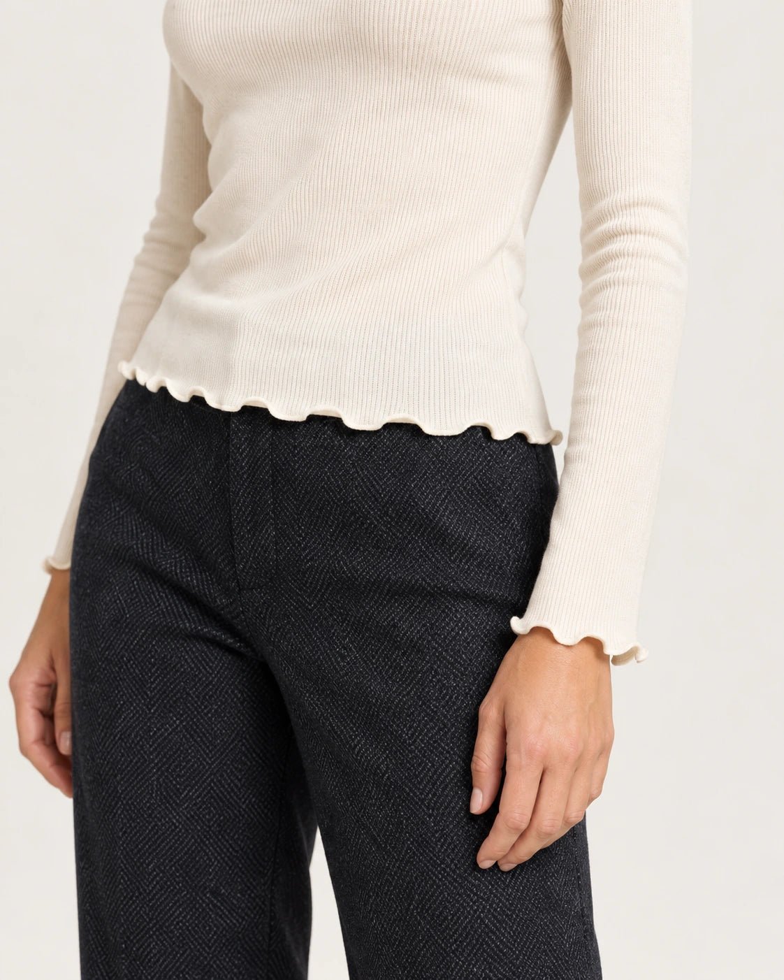 Dolcevita naturale, dettaglio dei bordi ondulati - MADAME VENICE - FW25 - MARTA - COSTINA #Colore_Natural