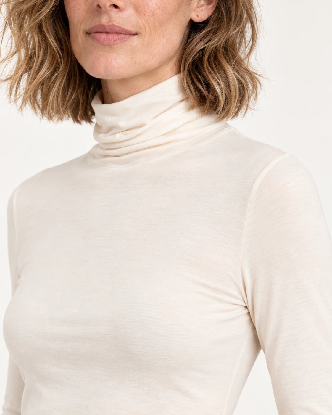 Dolcevita naturale, dettaglio del collo alto - MADAME VENICE - FW25 - MAELLE - JERSEY #Colore_Natural