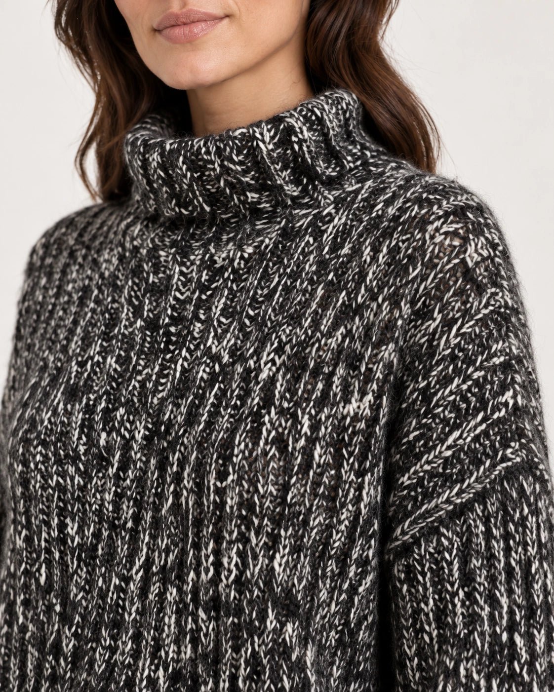 Dolcevita over nero, dettaglio del collo - MADAME VENICE - FW25 - SVEVA - ADELAIDE #Colore_Black