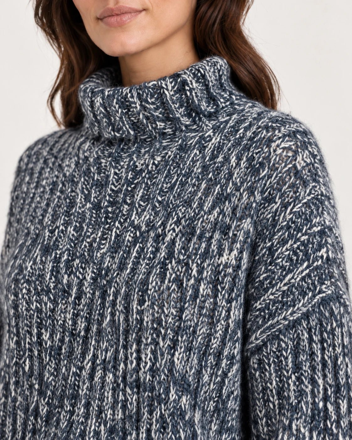 Dolcevita over blu, dettaglio del collo - MADAME VENICE - FW25 - SVEVA - ADELAIDE #Colore_Blue