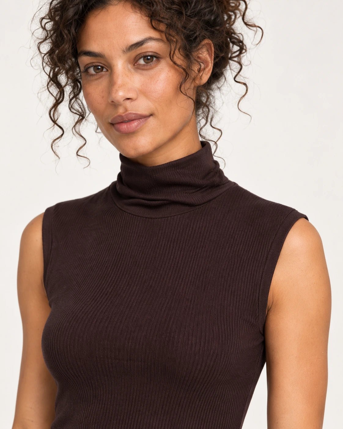 Dolcevita smanicato moka, dettaglio del collo alto e della costina - MADAME VENICE - FW25 - VITA - COSTINA #Colore_Moka