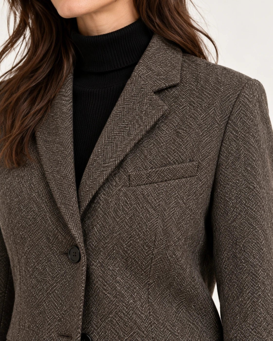 Giacca marrone, dettaglio del rever e del tessuto - MADAME VENICE - FW25 - GAIA - SPINATINO #Colore_Brown