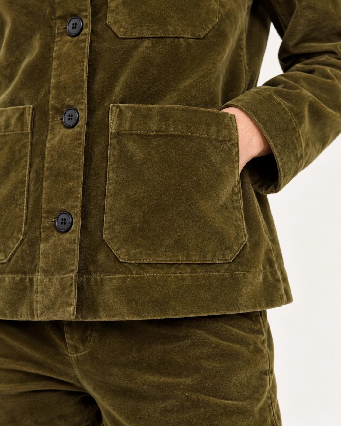 Giacchina sfoderata verde oliva, dettaglio della tasca e del velluto - MADAME VENICE - FW25 - GIANNA - VELVET 2000 #Colore_Olive
