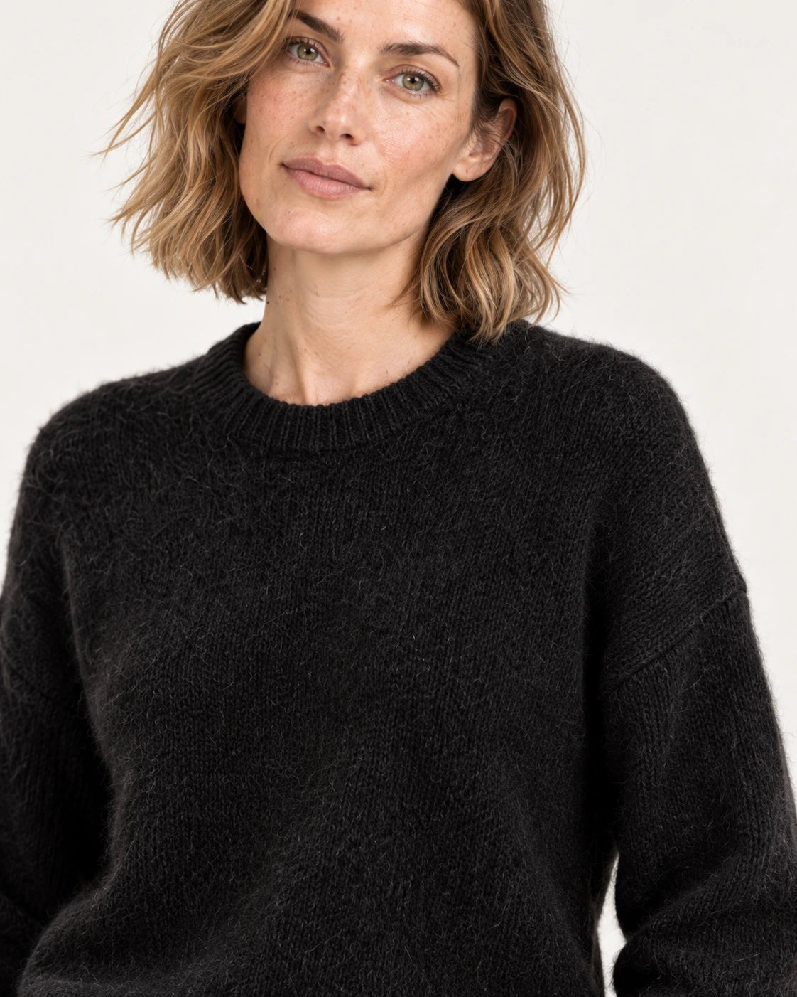 Girocollo nero, dettaglio del girocollo e della maglia - MADAME VENICE - FW25 - STEFANIA - SUMATRA #Colore_Black