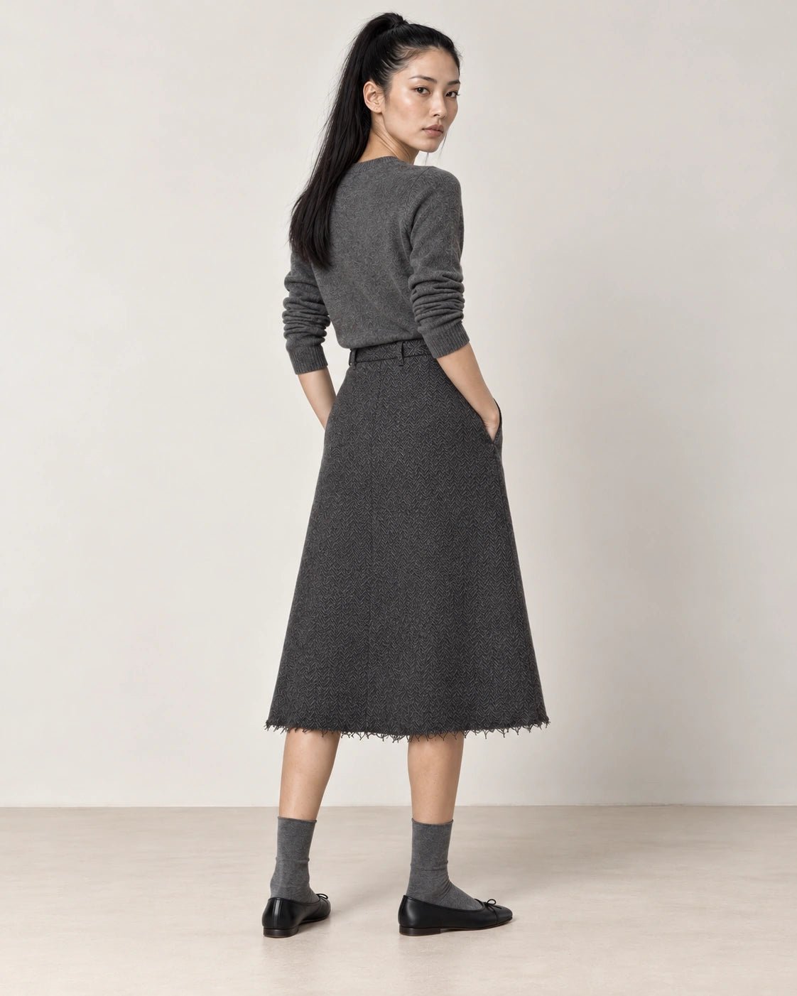 Gonna grigio scuro, vista posteriore - MADAME VENICE - FW26 - NADA - SPINATO #Colore_Grigio Scuro