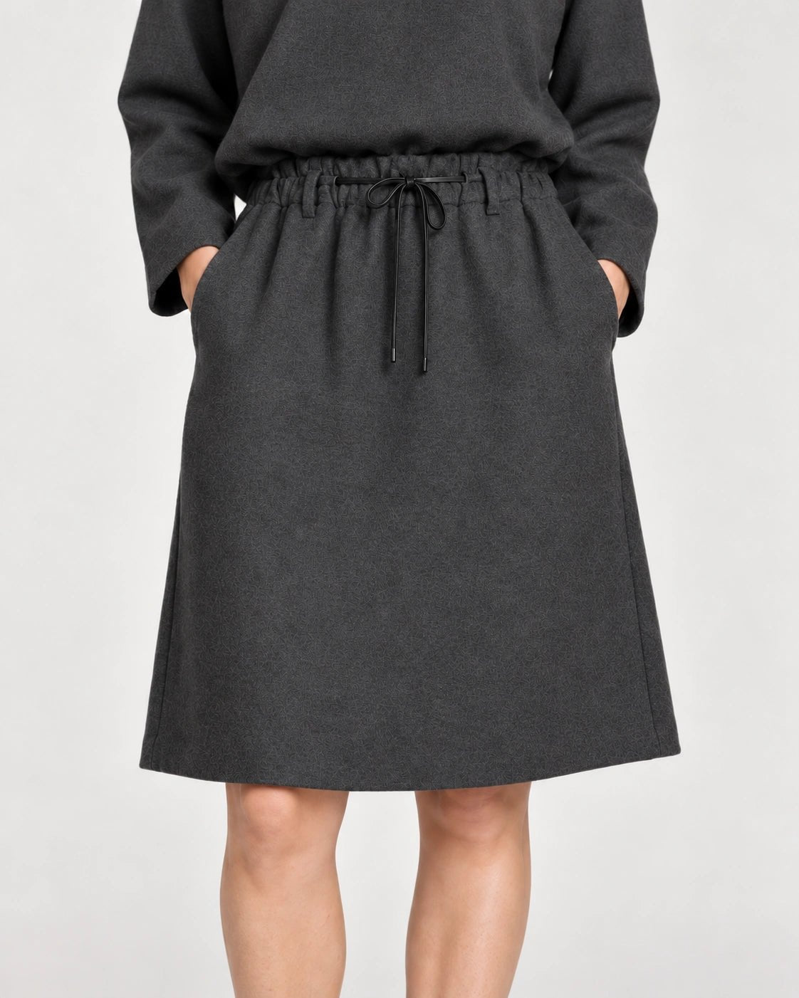 Gonna grigio scuro, dettaglio del capo - MADAME VENICE - FW26 - NINA - LANA JESI #Colore_Grigio Scuro