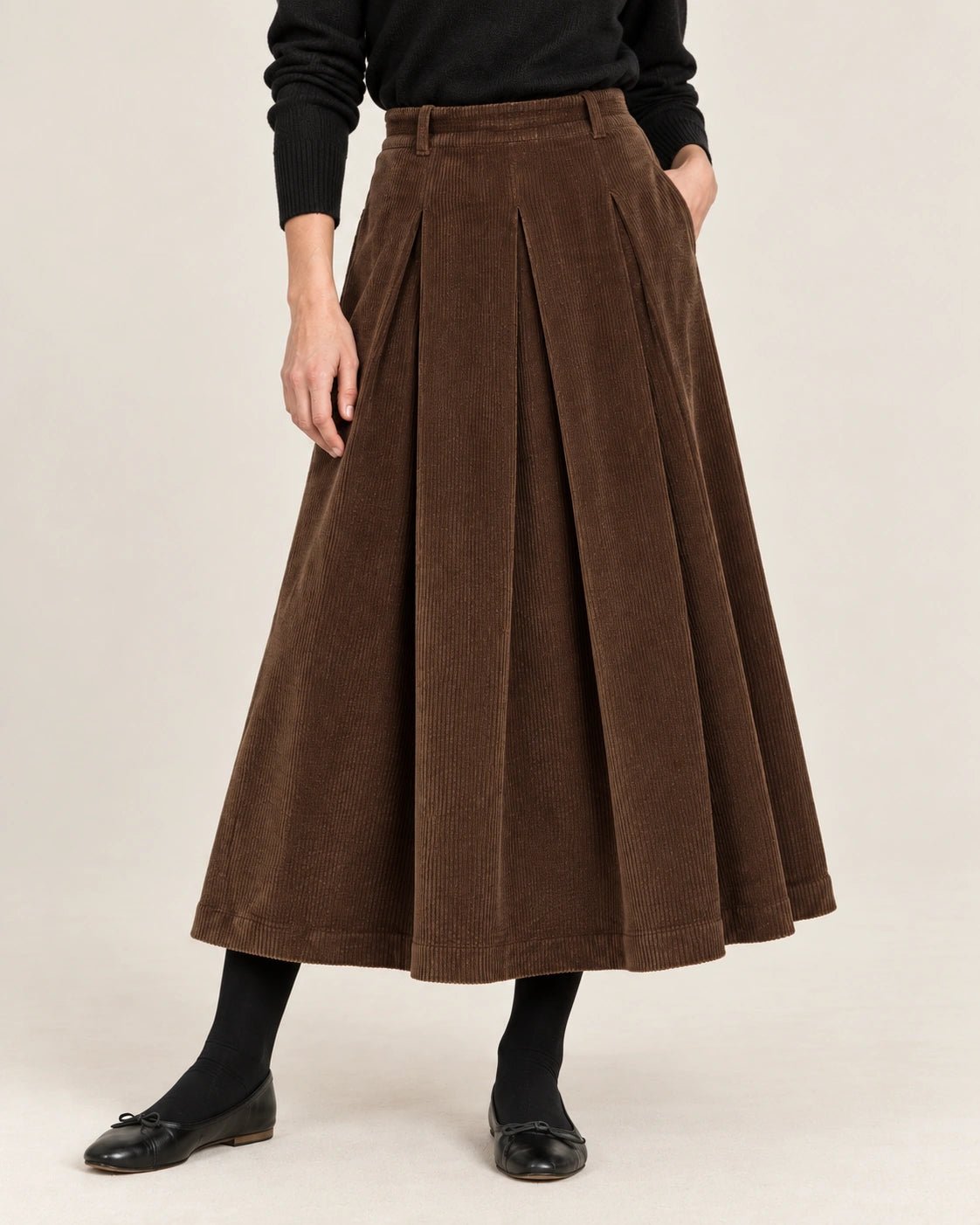 Gonna faldoni marrone, dettaglio del capo - MADAME VENICE - FW26 - NIVES - VELVET SWEET #Colore_Marrone