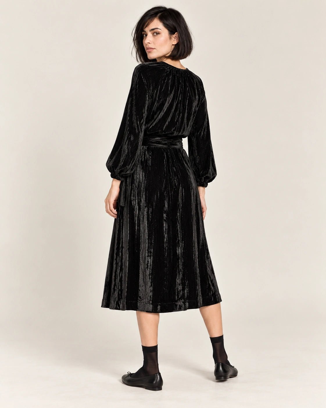 Gonna fusciacca nero, vista posteriore - MADAME VENICE - FW26 - NERINA - PLISSE' #Colore_Nero