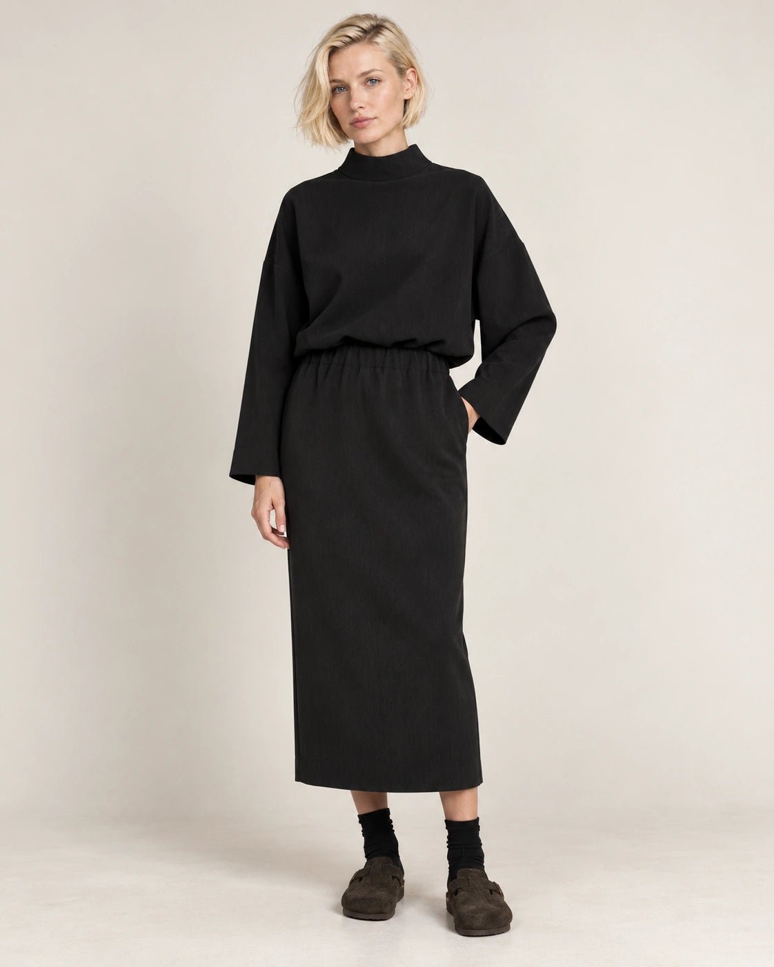 Gonna matita nero, vista frontale - MADAME VENICE - FW26 - NAOMI - CREPE TECNICO #Colore_Nero