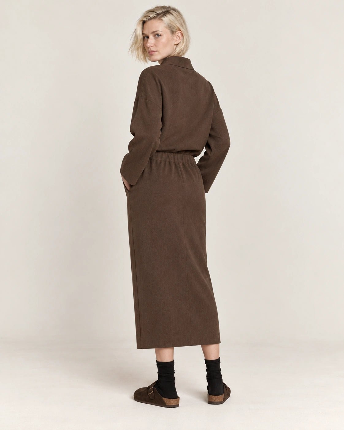 Gonna matita tabacco, vista posteriore - MADAME VENICE - FW26 - NAOMI - CREPE TECNICO #Colore_Tabacco