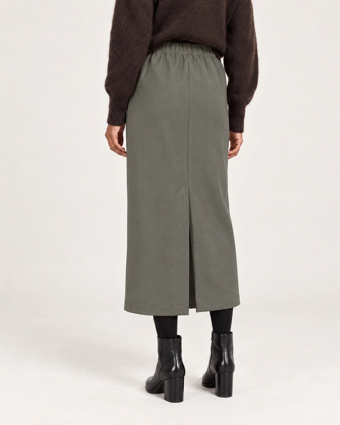Gonna tubo oliva, vista posteriore - MADAME VENICE - FW25 - NAOMI - CREPE TECNICO #Colore_Olive