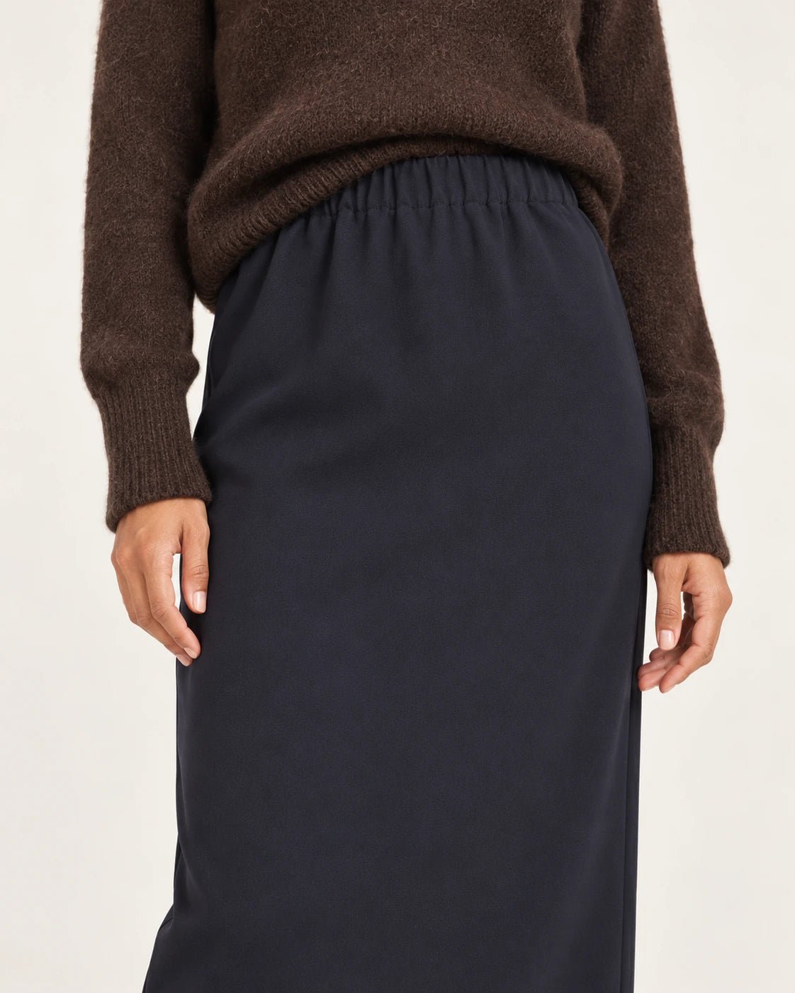 Gonna tubo blu, dettaglio della vita elasticizzata - MADAME VENICE - FW25 - NAOMI - CREPE TECNICO #Colore_Blue
