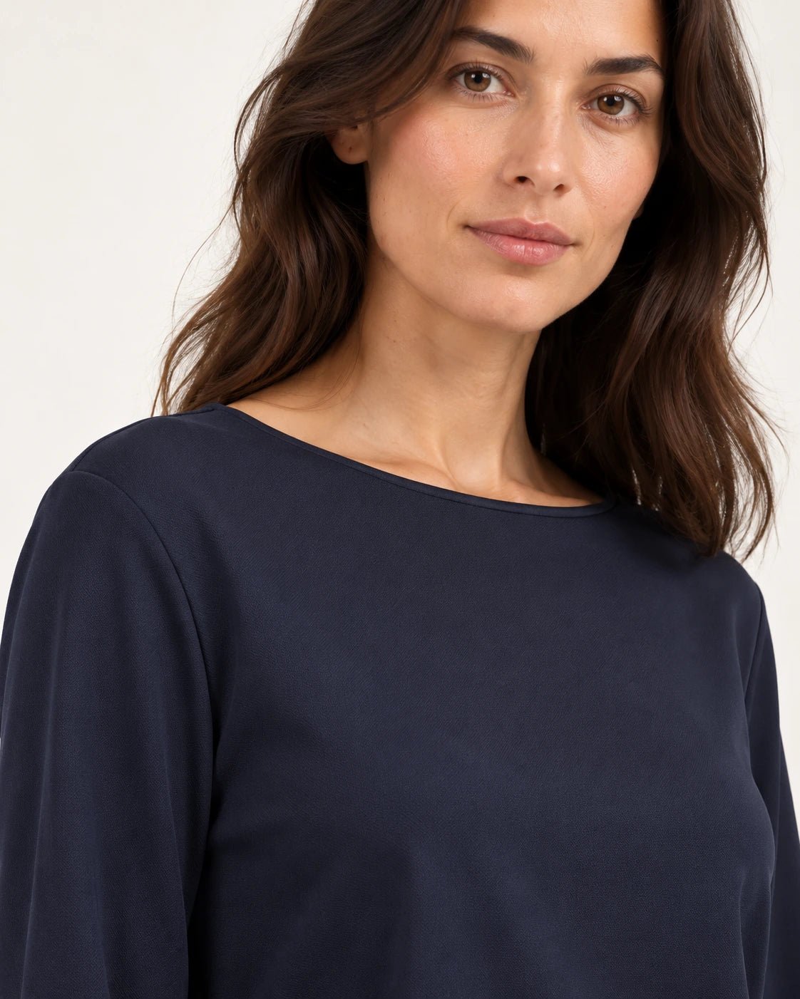 Maglia barchetta blu, dettaglio dello scollo a barchetta - MADAME VENICE - FW25 - MIMI - JERSEY TECNICO #Colore_Blue