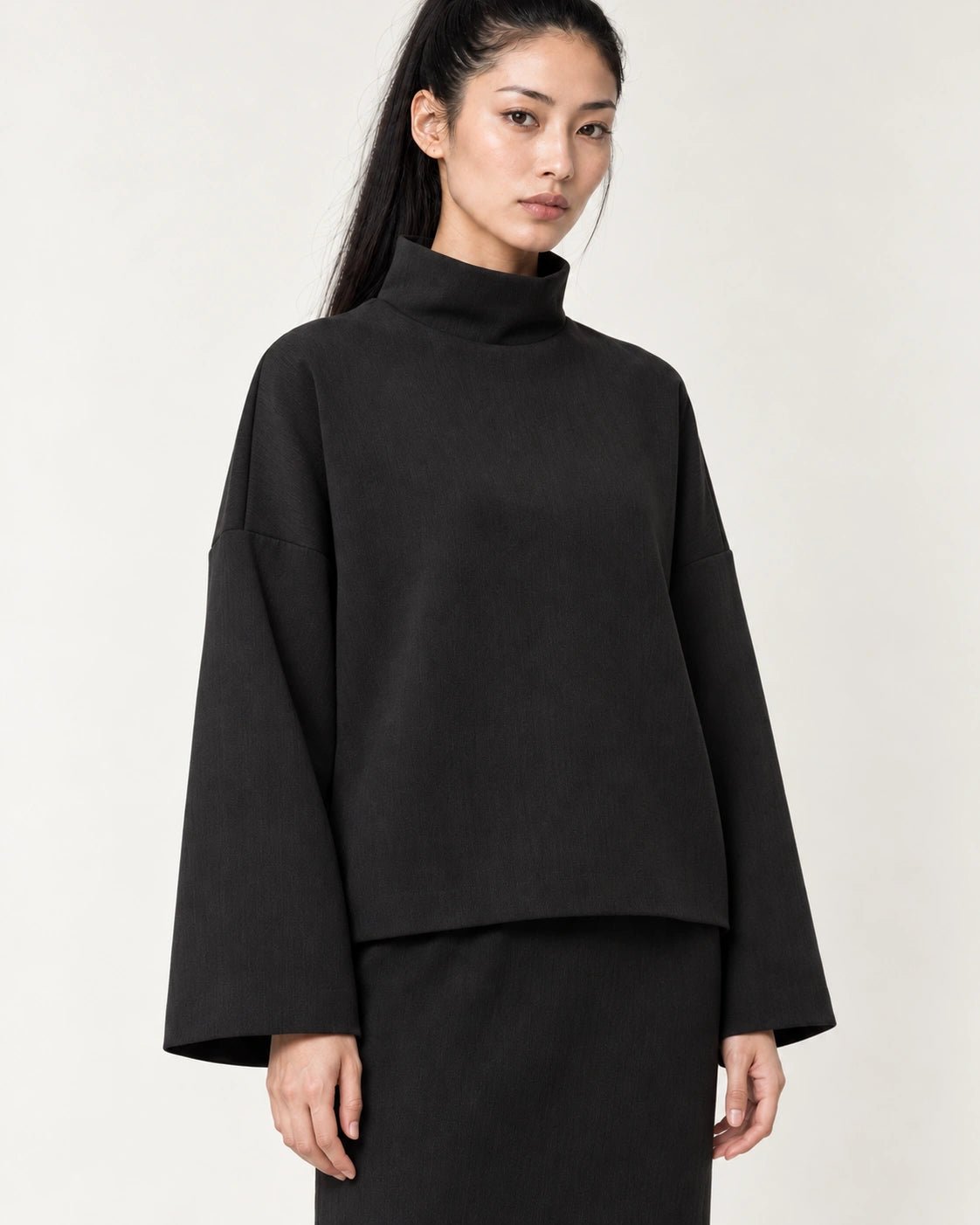 Maglia collo alto nero, dettaglio del capo - MADAME VENICE - FW26 - MYREA - CREPE TECNICO #Colore_Nero
