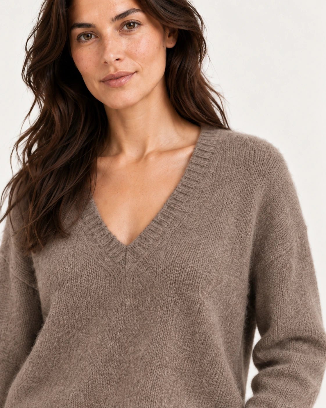 Maglia scollo v marrone, dettaglio dello scollo a V - MADAME VENICE - FW25 - SELLY - SUMATRA #Colore_Brown