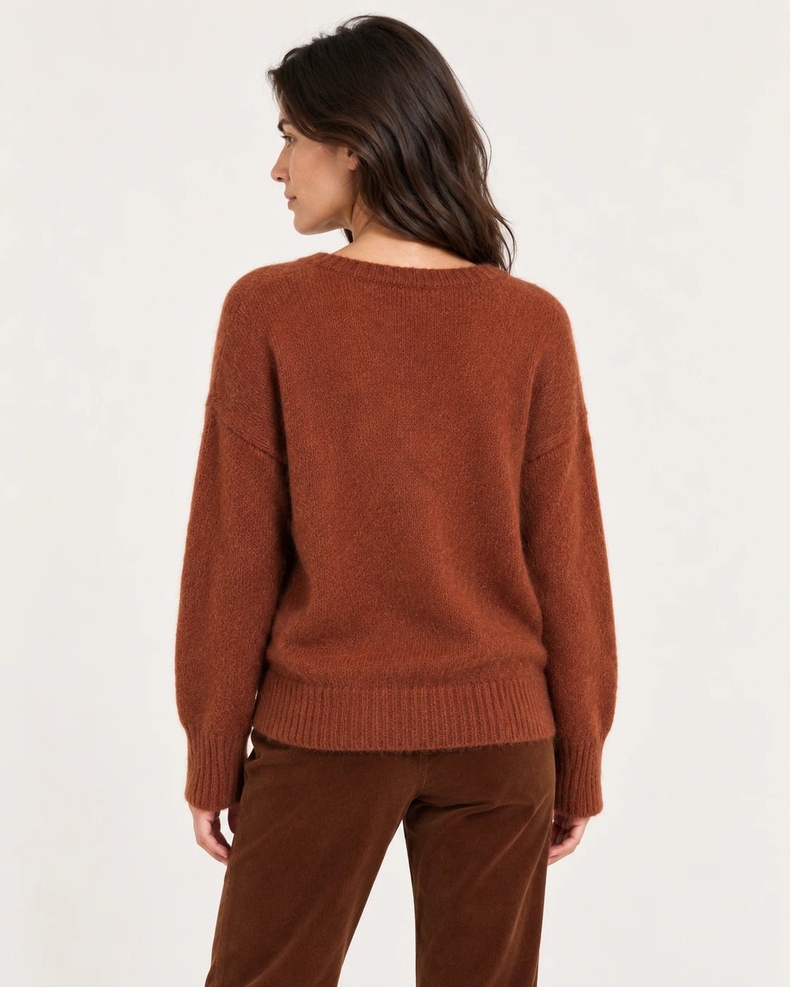 Maglia scollo v ruggine, vista posteriore - MADAME VENICE - FW25 - SELLY - SUMATRA #Colore_Rust