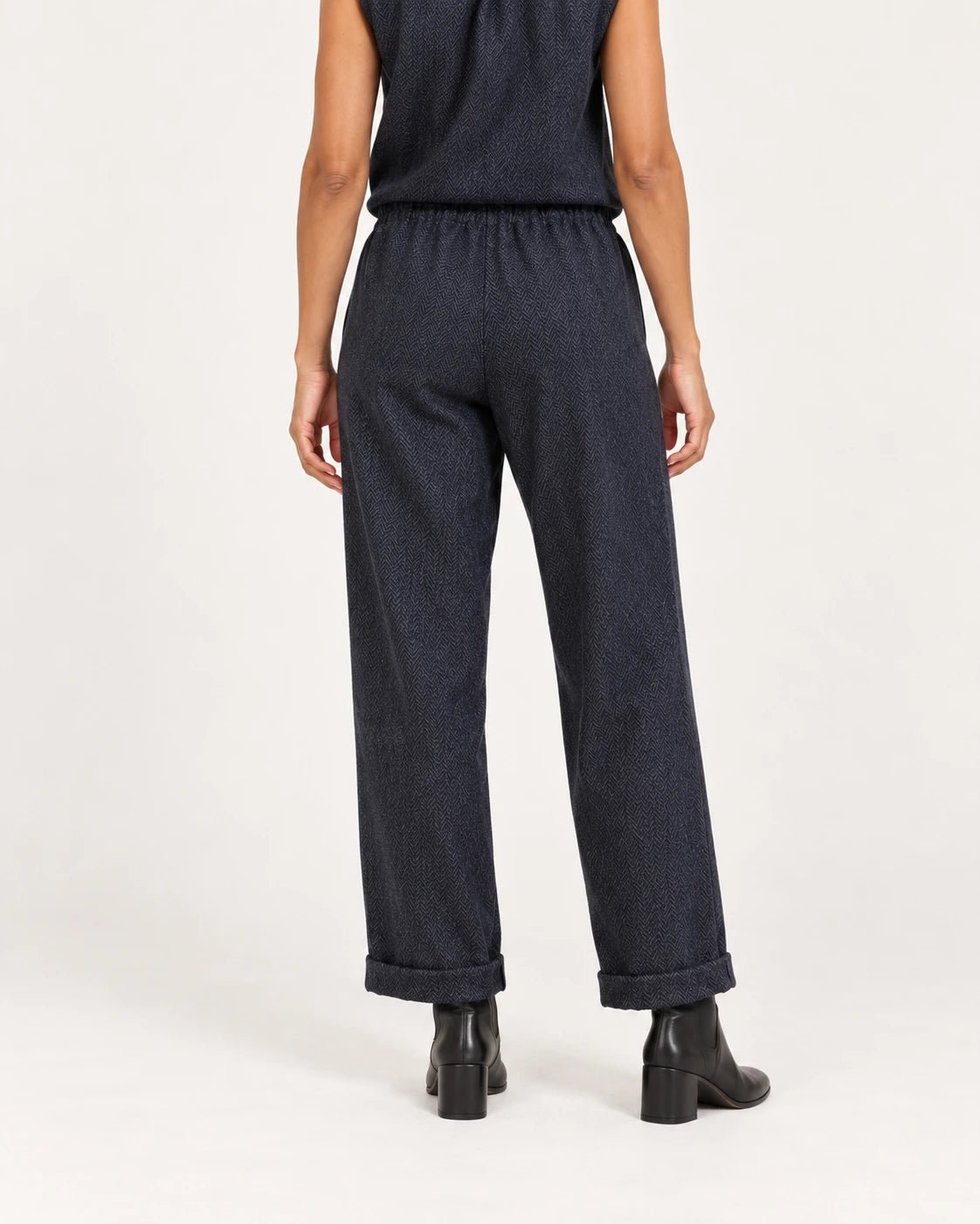 Pantalone caviglia risvolto blu, vista posteriore - MADAME VENICE - FW25 - PRISCA - SPINATINO #Colore_Blue