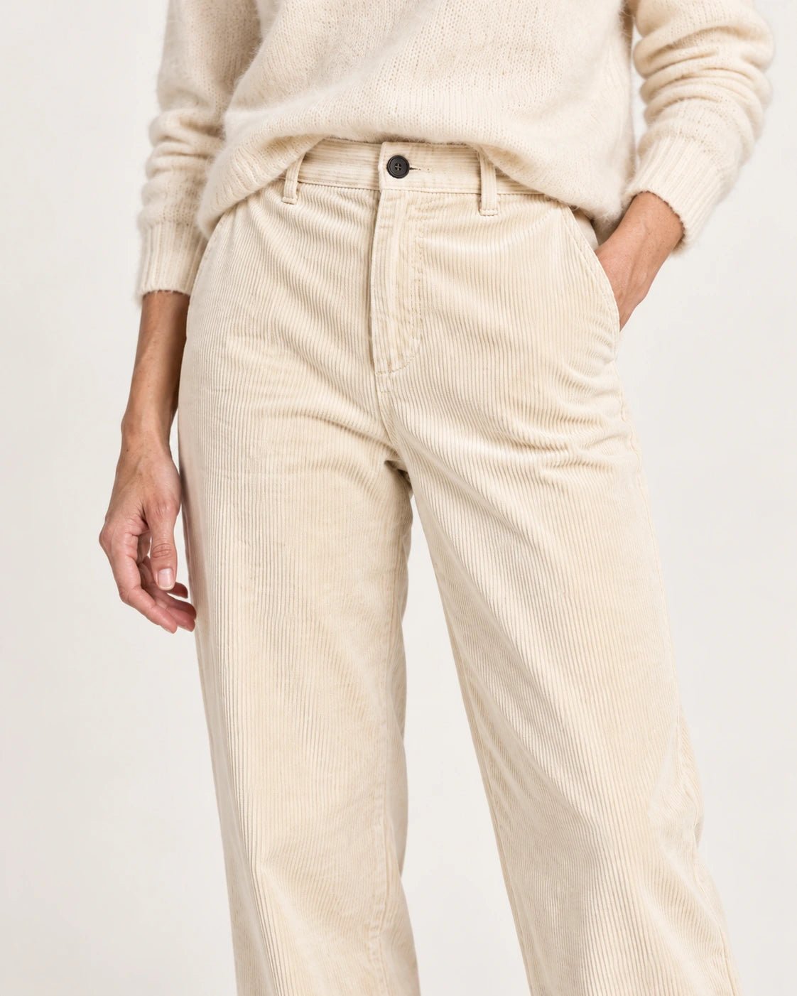 Pantalone con risvolto naturale, dettaglio della vita e del velluto - MADAME VENICE - FW25 - PALMIRA - VELVET 2000 #Colore_Natural