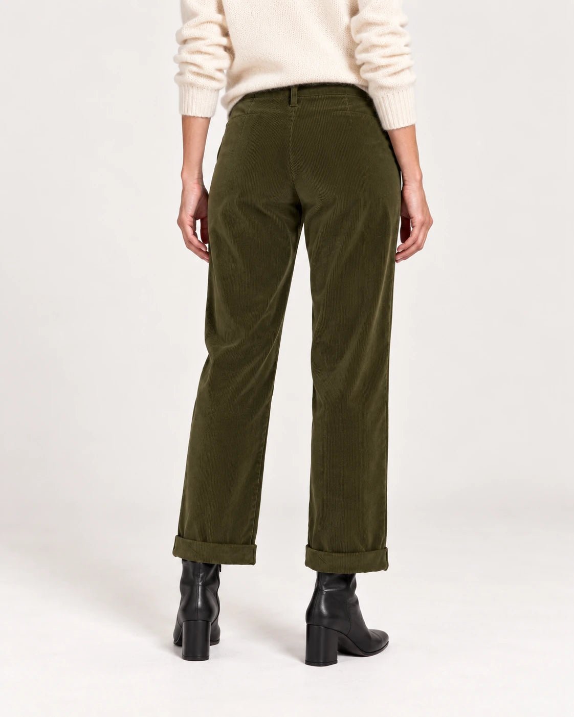 Pantalone con risvolto verde oliva, vista posteriore - MADAME VENICE - FW25 - PALMIRA - VELVET 2000 #Colore_Olive