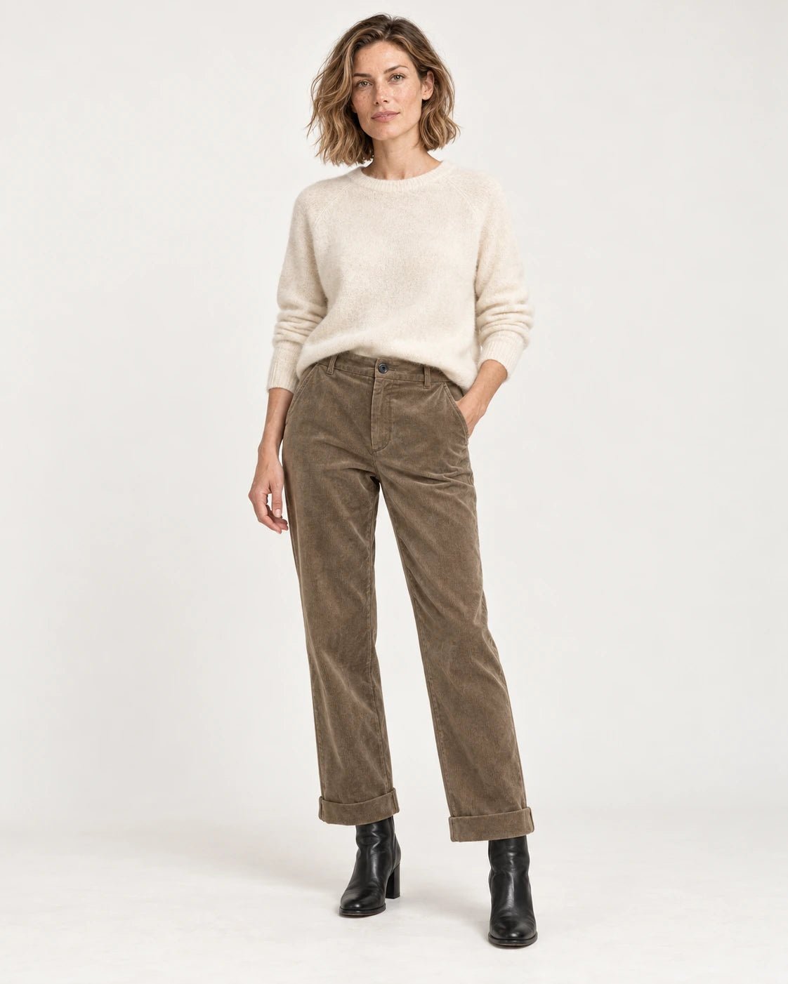 Pantalone con risvolto sabbia, vista frontale - MADAME VENICE - FW25 - PALMIRA - VELVET 2000 #Colore_Sand