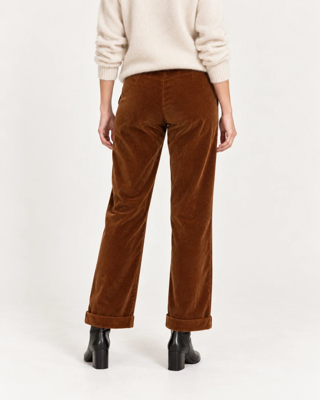 Pantalone con risvolto ruggine, vista posteriore - MADAME VENICE - FW25 - PALMIRA - VELVET 2000 #Colore_Rust