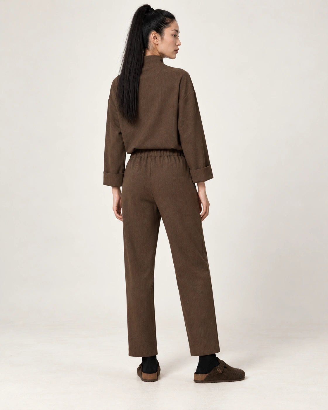 Pantalone dritto tabacco, vista posteriore - MADAME VENICE - FW26 - PIPA - CREPE TECNICO #Colore_Tabacco