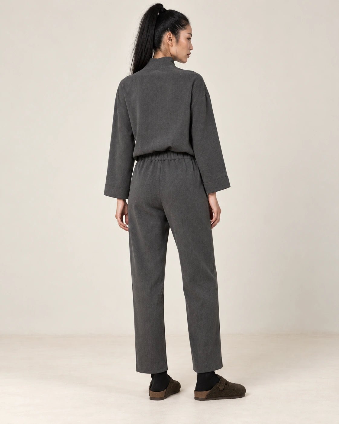 Pantalone dritto grigio scuro, vista posteriore - MADAME VENICE - FW26 - PIPA - CREPE TECNICO #Colore_Grigio Scuro