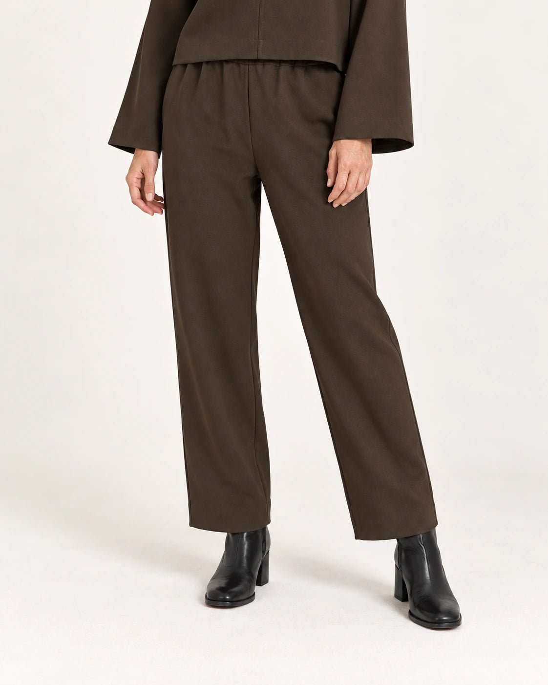 Pantalone elastico marrone, dettaglio del crepe e della linea - MADAME VENICE - FW25 - PIPA - CREPE TECNICO #Colore_Brown