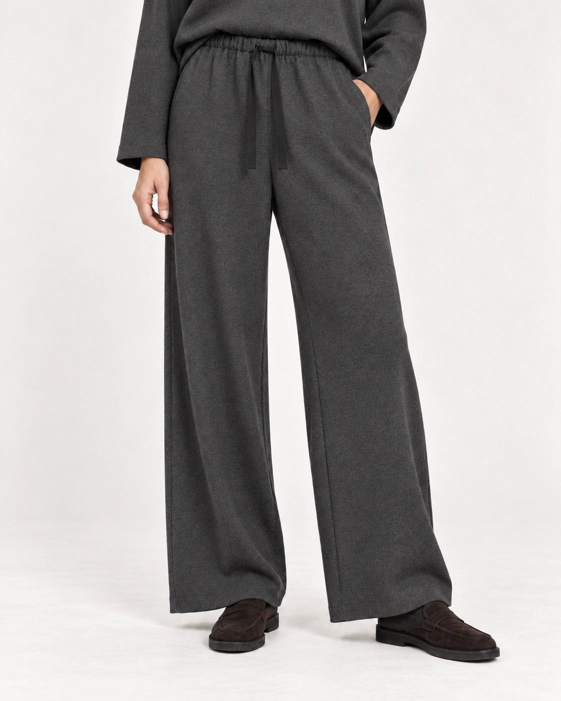 Pantalone elastico grigio scuro, dettaglio del capo - MADAME VENICE - FW26 - PAMELA - LANA JESI #Colore_Grigio Scuro