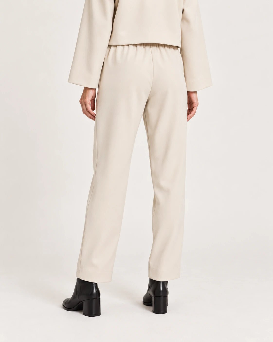 Pantalone elastico naturale, vista posteriore - MADAME VENICE - FW25 - PIPA - CREPE TECNICO #Colore_Natural