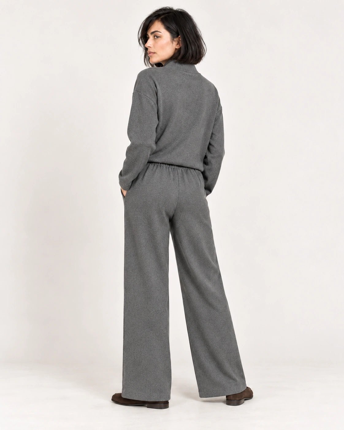 Pantalone elastico grigio chiaro, vista posteriore - MADAME VENICE - FW26 - PAMELA - LANA JESI #Colore_Grigio Chiaro