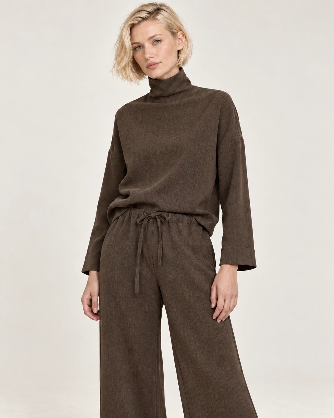 Pantalone elastico tabacco, dettaglio del capo - MADAME VENICE - FW26 - PAMELA - CREPE TECNICO #Colore_Tabacco
