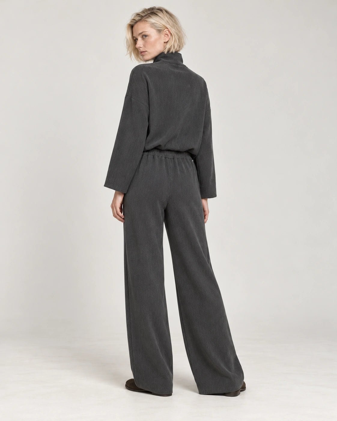 Pantalone elastico grigio scuro, vista posteriore - MADAME VENICE - FW26 - PAMELA - CREPE TECNICO #Colore_Grigio Scuro