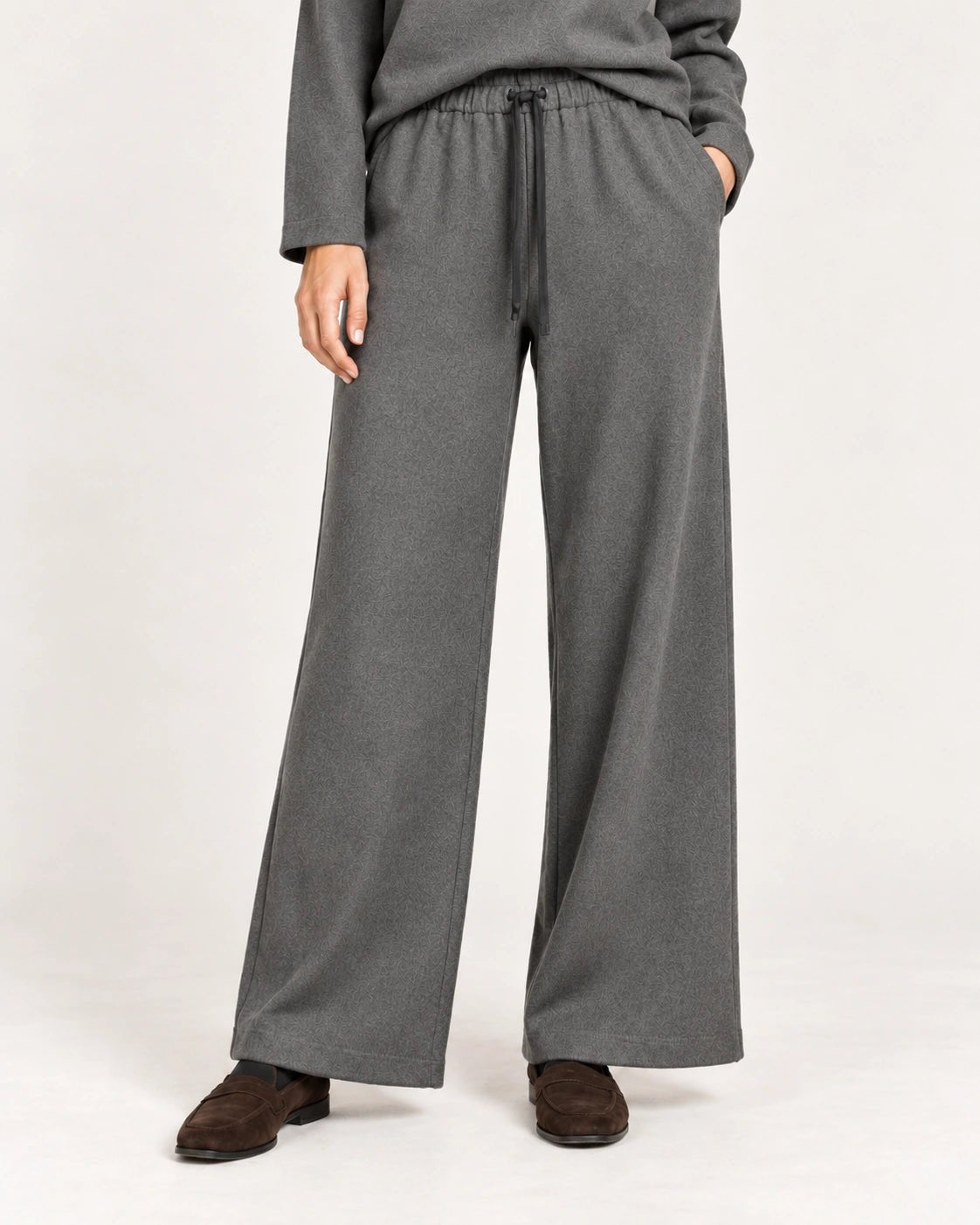 Pantalone elastico grigio chiaro, dettaglio del capo - MADAME VENICE - FW26 - PAMELA - LANA JESI #Colore_Grigio Chiaro