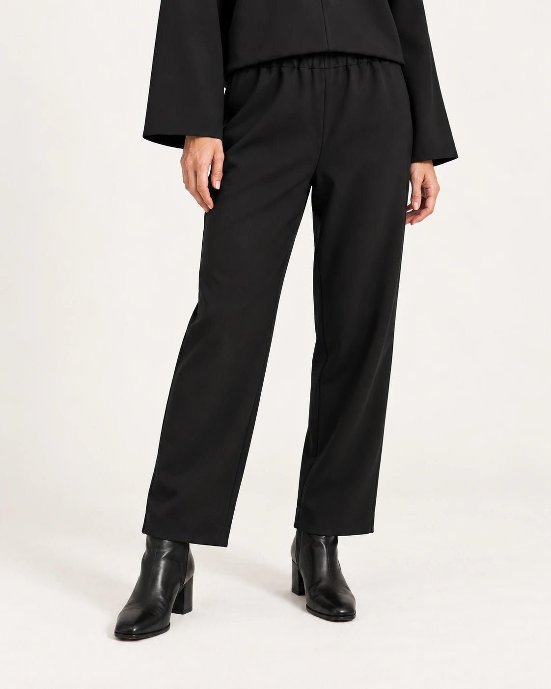 Pantalone elastico nero, dettaglio del crepe e della linea - MADAME VENICE - FW25 - PIPA - CREPE TECNICO #Colore_Black