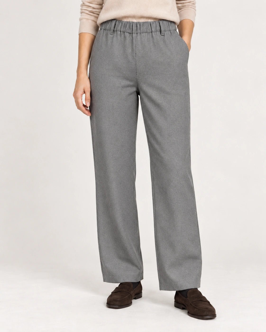 Pantalone elastico grigio chiaro, dettaglio del capo - MADAME VENICE - FW26 - PAOLA - LANA JESI #Colore_Grigio Chiaro