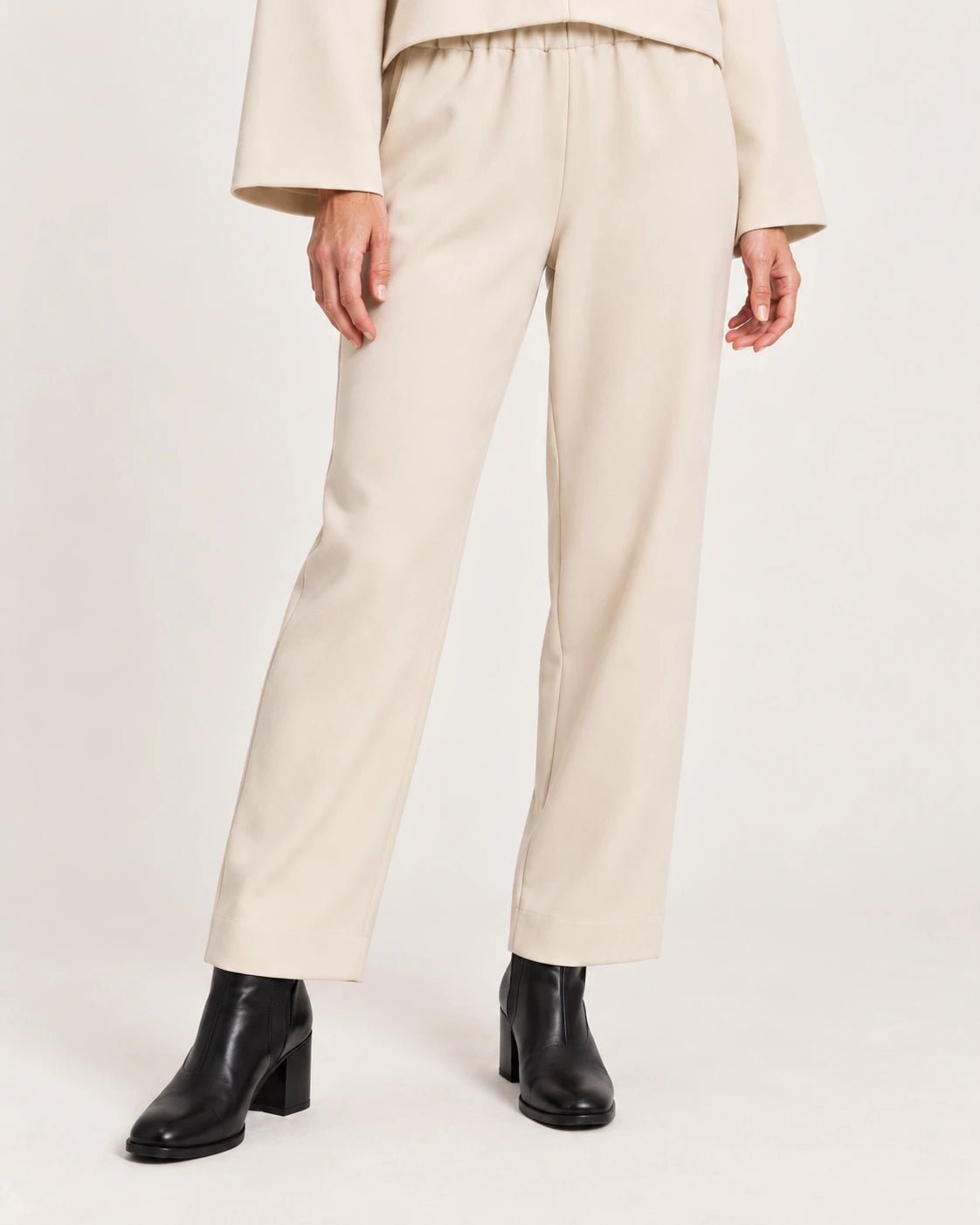 Pantalone elastico naturale, dettaglio del crepe e della linea - MADAME VENICE - FW25 - PIPA - CREPE TECNICO #Colore_Natural