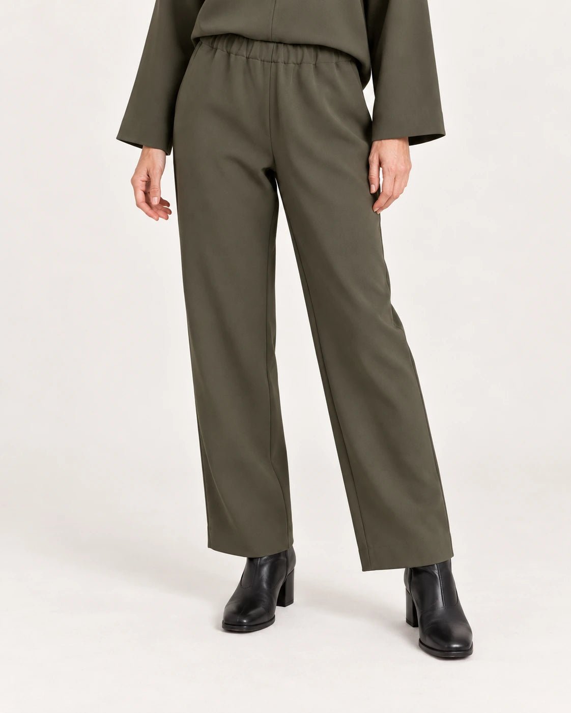 Pantalone elastico verde oliva, dettaglio del crepe e della linea - MADAME VENICE - FW25 - PIPA - CREPE TECNICO #Colore_Olive