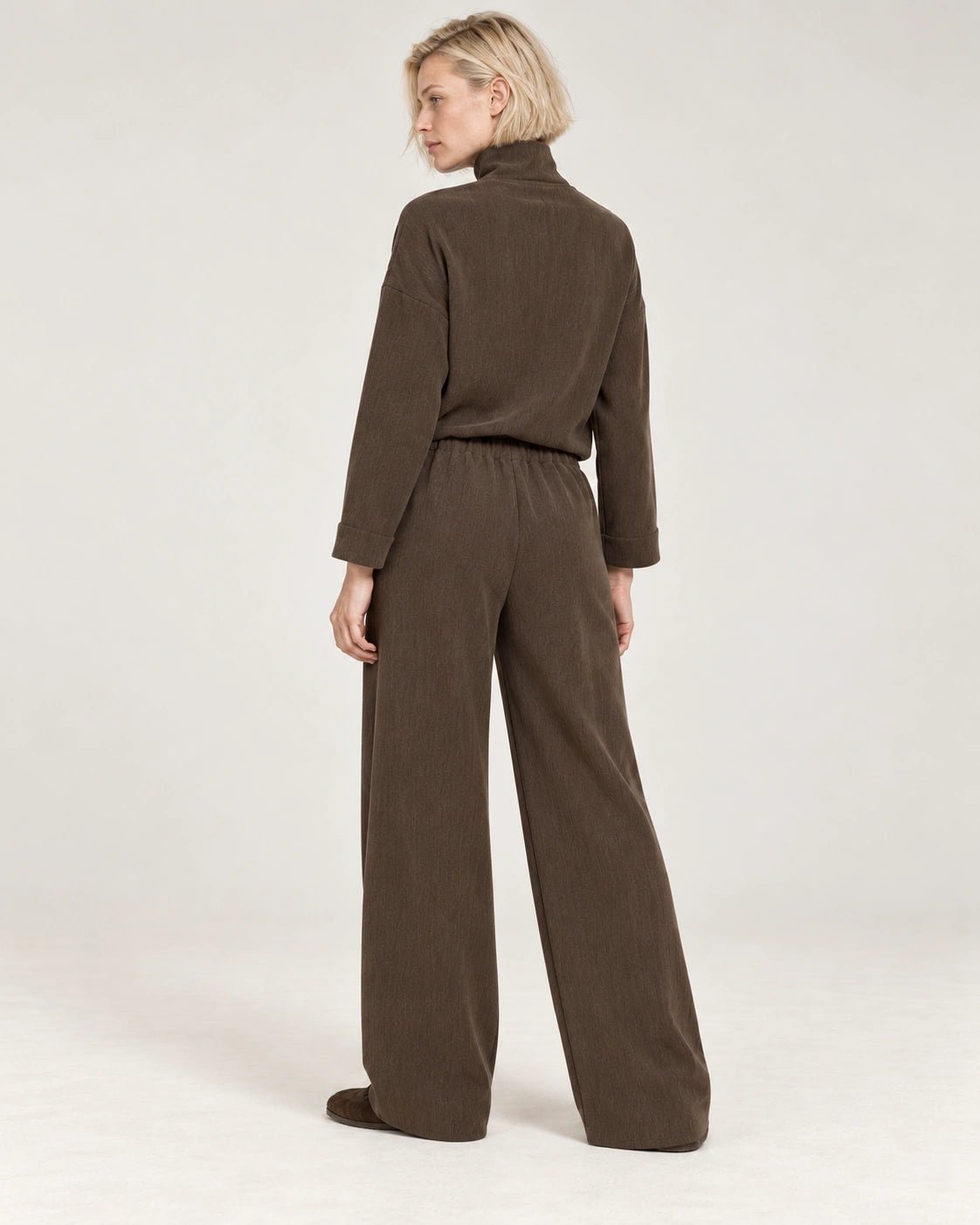 Pantalone elastico tabacco, vista posteriore - MADAME VENICE - FW26 - PAMELA - CREPE TECNICO #Colore_Tabacco